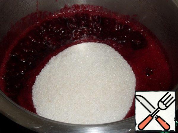 Add 500 grams of sugar and 2 tablespoons of lemon juice to the berry mass.
