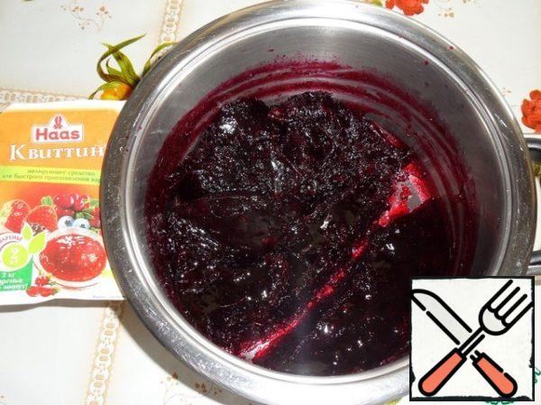 Berry puree-jam is cooled. To do this, I put the pan in a basin of ice-cold water. Berry puree turned into a thick, fragrant and delicious jam.