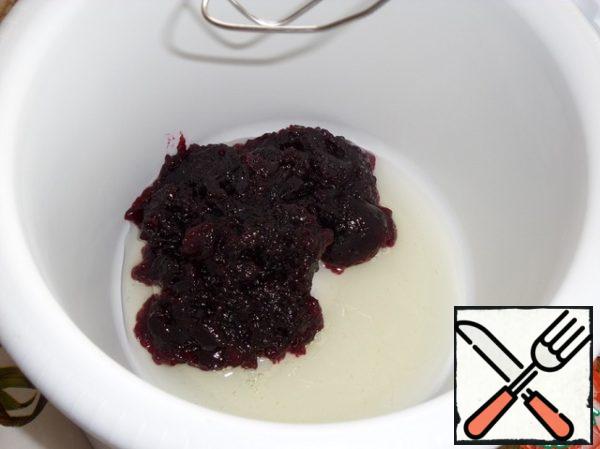 Now proceed to the preparation of the marshmallow. For marshmallows I will need 250 grams of berry puree-jam (the rest of the puree put in a jar and store in the refrigerator for the next batch of marshmallows))).
In the bowl of the mixer spread 250 grams of berry puree and 1 egg white.