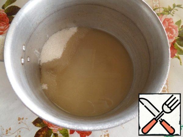 In a small saucepan, pour 220 grams of sugar, 7 grams of agar and pour in water. Put the pan on the fire.

