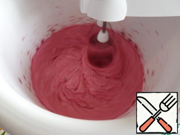 Increase the speed of the mixer and continue to beat the berry mass.