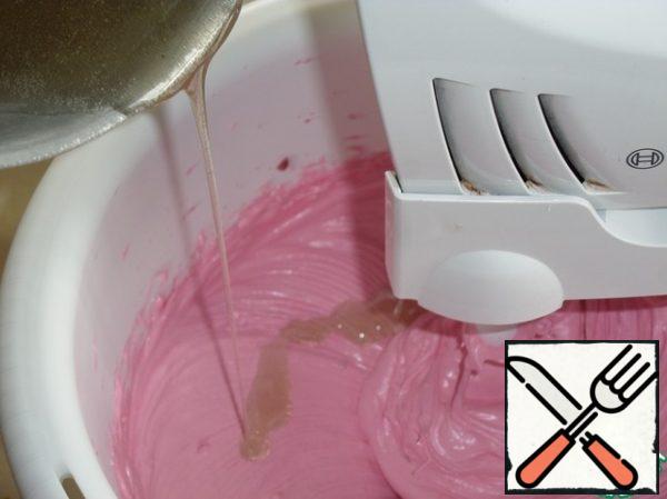 Turn down the speed of the mixer to the minimum. In the protein-berry mass slowly pour a thin stream of sugar syrup.
