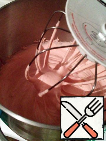 Simultaneously with cooking syrup, I began to beat with a mixer at full power (I have 1200 W) strawberry puree with half the protein until light ( 3-4 minutes)
Then add the second half of the protein and continue whipping for a couple of minutes.
