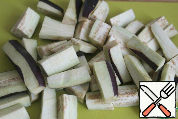 Cut the eggplant into small cubes.
