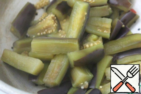 Boil the eggplants in salted boiling water - no more than 5 minutes.
Detach.