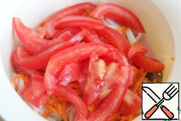 Add Korean carrots and chopped tomatoes.
