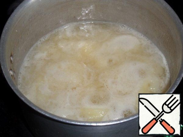 Bring the mass to a boil, reduce the heat and cook the melon-sugar mass for 2-3 minutes, stirring constantly.