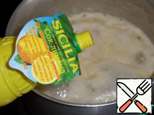 Add lemon juice to the pan. Stir the mass and remove the pan from the heat.