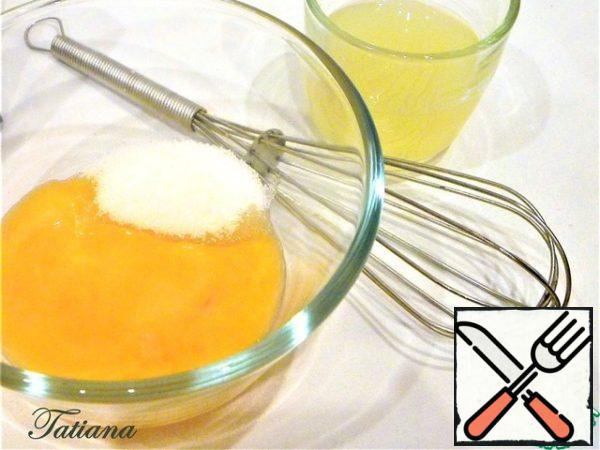 PARFAIT:
Beat the egg yolks with a whisk with fine sugar, the sugar should completely dissolve (frozen sugar granules taste unpleasant).