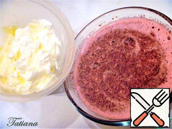 As soon as the yolk-berry mixture starts! slightly! "crunch" from freezing, whisk the cold greasy cream, gently (silicone spatula), stir the whipped cream into the berry mixture.