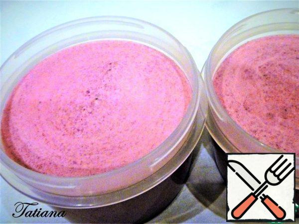 The finished mass (~ 480 g) spread out in small containers (or in a tray of 500 ml.), remove the freezer for 8-12 hours, and then... The mixture does not need to be stirred periodically, the presence of lemon juice in berry puree-does not form "glass" granules. Parfait will be very tasty with a homogeneous and delicate structure.