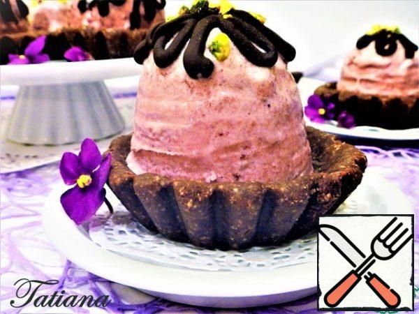 Before serving, melt the chocolate glaze, chop the pistachios. Free the chocolate baskets from the film.
Ready (frozen) parfait put in a basket, pour the top with chocolate icing and sprinkle with chopped pistachios.
Bon appetit!!! Delicious dessert!!!