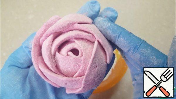 The finished roses dry at room temperature for 5-6 hours. And then roll in powdered sugar or dextrose (grape sugar/with a thinner layer)