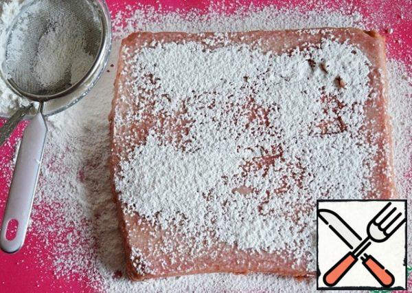 After solidification, turn the mold and put the mass on a sheet, well sprinkled with a mixture of powder and starch.
Then cut the marshmallow into cubes or rectangles, sprinkle with powdered sugar. 
