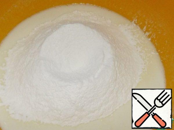 In two steps pour the flour and starch. To the second part of the flour add baking powder and enter into the dough.