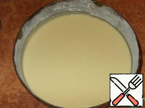 The dough is poured into a mold and scroll several times clockwise, so that the dough is evenly distributed in the form. Send in a preheated oven.