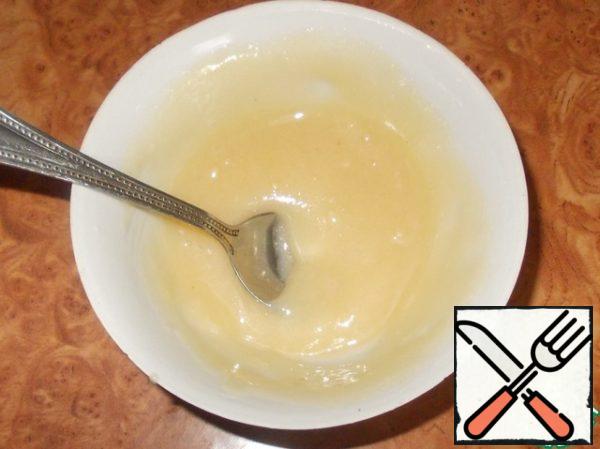 Add a couple of tablespoons of cream to the swollen gelatin and stir well until the gelatin dissolves completely.