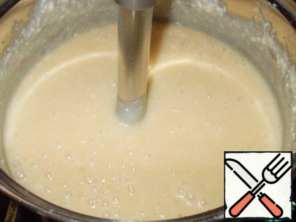 Remove the hot cream from the heat, put gelatin in the cream and grind with an immersion blender.
