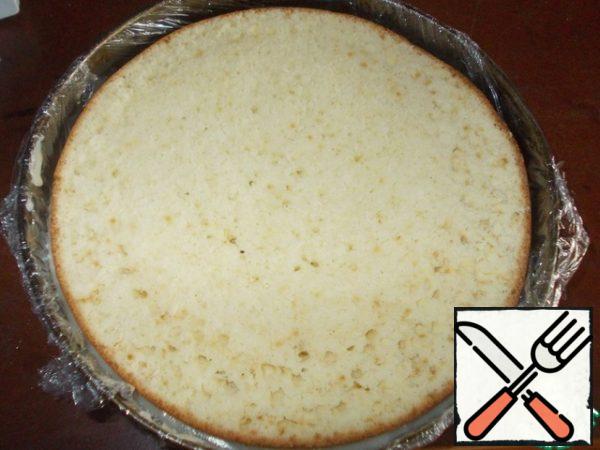 Pour the bottom cake with marshmallow cream, leaving 3-4 spoons for the top cake. Put the second cake on the cream and press it a little into the cream.
