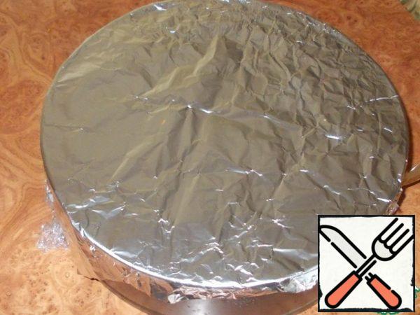 The form with the cake cover with foil so that the foil was stretched and did not touch the cream. Put the cake in the fridge overnight.