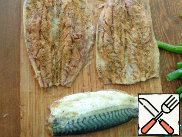 Cut the mackerel into fillets, remove all the bones. Season the fillet with seasoning and salt. Leave to marinate for 30 minutes.
