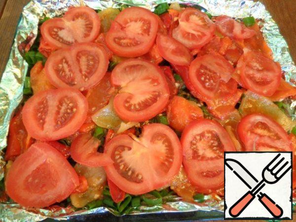 Cut the tomatoes into slices and cover the pepper.
