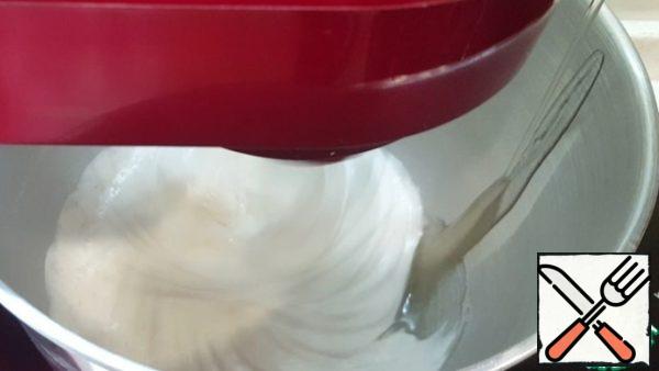 When the syrup has reached 110 degrees, a thin stream on the wall pour into the bowl of the mixer. At the same time, the speed is slightly reduced, so that the syrup does not splash.