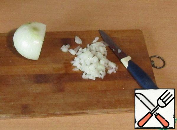 Onions chop and fill with boiling water for 5 minutes. Salt the water.