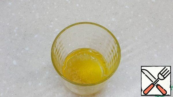 Soak the gelatin and let it swell for half an hour.
