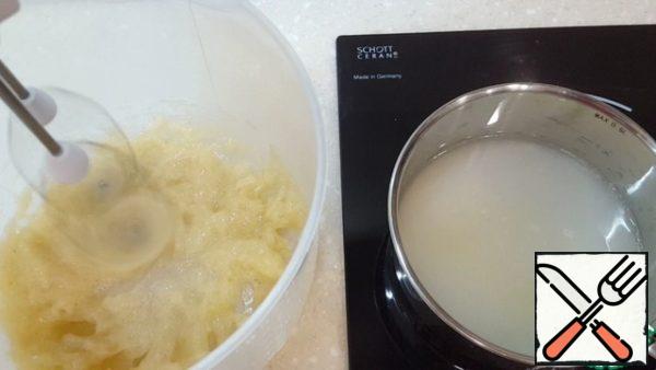 In a saucepan mix sugar and water. Put on medium heat. Bring it to 110 degrees. At the same time begin to whisk the protein and mashed potatoes. First, at a low speed, and when the syrup begins to actively boil, go to the maximum.