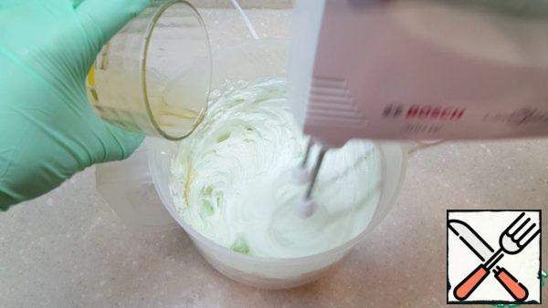 Beat until thick peak. If desired, add the dye. Gelatin dissolve in the microwave (do not boil). Pour a thin stream into the marshmallow mass, continuing to whisk.