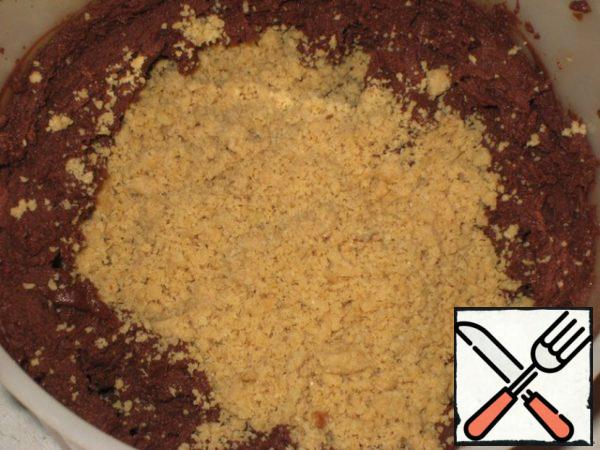Chocolate, remove from refrigerator and beat with a mixer, briefly.
Add the crumbled halva and mix well.
Remove this mass in the freezer for 15-20 minutes, or in the refrigerator for an hour.