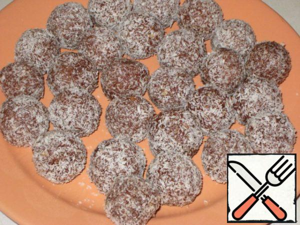 When forming the balls inside can be put on a hazelnut nut or any other. I had halva with whole pieces of nuts, so I didn't put anything inside. You can also roll in anything, in biscuit crumbs, confectionery powder or cocoa powder.