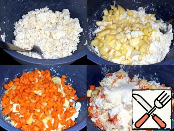 Beat the ricotta with a hand blender.
Peel the apples and cut them into cubes. Cut carrots and bananas into cubes. Add semolina, vanilla sugar, baking powder and salt. Mix the mass well with a spoon.