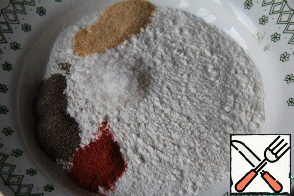 Prepare a mixture to roll the wings, mixing flour with spices and salt.