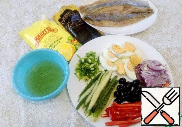 Prepare all the products for this snack. Herring milling, vegetables and boiled egg slice, as pictured, soak the gelatin.