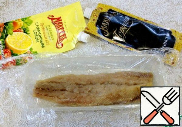 Lay a suitable container with cling film (or take a transparent box from under cookies) to Lay out one half of herring on the bottom. The size of the form 9x23x4.