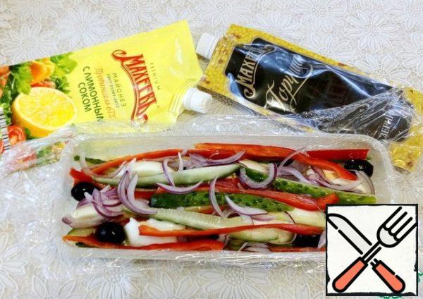 Pour the sauce over the herring, about the 4th part, and put half of the vegetables with eggs, reducing the size of the corners and all the side vegetables.
