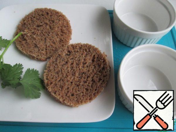 All products are issued at the rate of two servings. To prepare such sandwiches, you will need small bowls. I took not quite bowls, but rather molds, and, as it turned out later, it was possible to take a little more.
To begin with, cut the pieces of bread according to the size of the bowls, which will become the basis of the sandwich.
