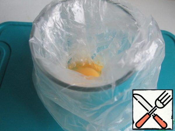 To prepare a poached egg, take a thick cellophane bag, lubricate the inside with vegetable oil, put it in a glass and break the egg into a bag.
