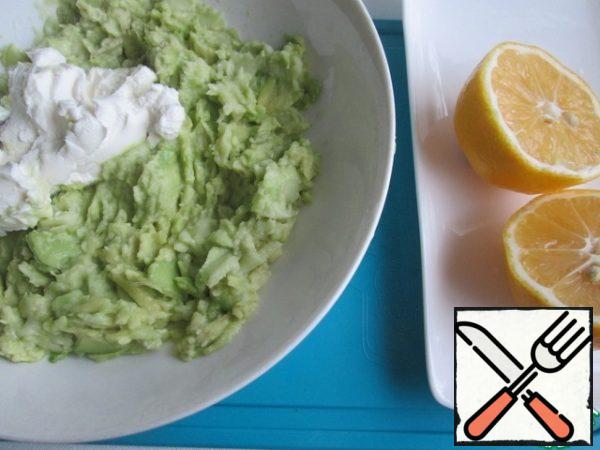 Pulp avocado mash, add soft cream cheese and lemon juice.
To prepare in my molds would be enough one avocado and juice of 0.5 lemon. So when you prepare the cream directions for the selected container.