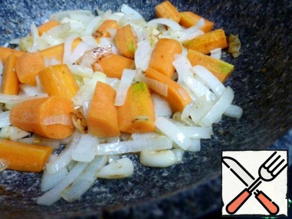 Peel the onions, carrots and garlic. Onion cut into quarter-rings, and carrots in large cubes. Fry in the same pan until light Golden brown.