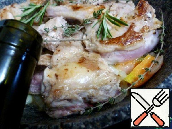 Return the pieces of fried rabbit to the pan, add the pieces of chili, thyme and rosemary, pour the dry white wine and cook for 5 minutes until the alcohol evaporates.