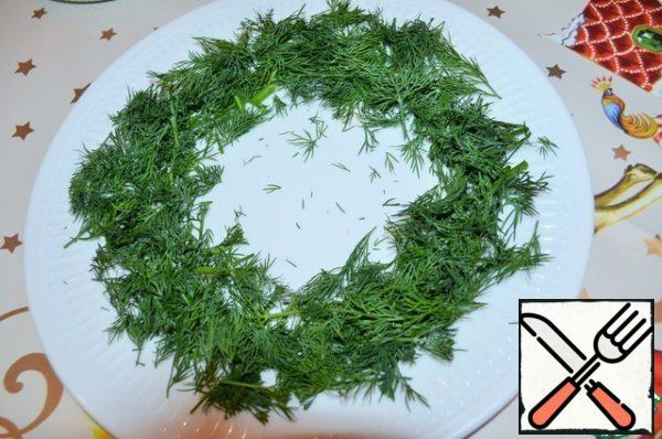 Dill chop and put on a dish in a circle.