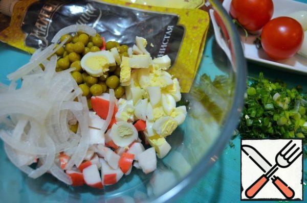 Cut crab sticks (meat) into cubes,
add green peas, pickled onions.
Chop 5 eggs, add.