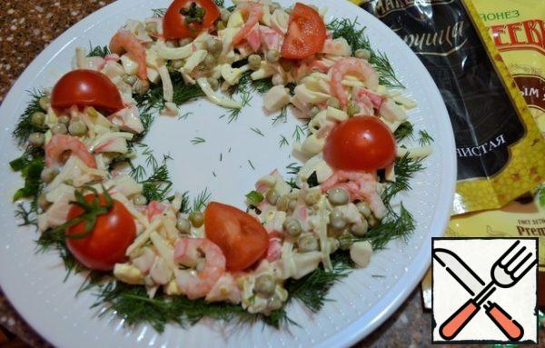 Sprinkle the salad with dill greens.
Put the shrimp, sliced tomatoes.
