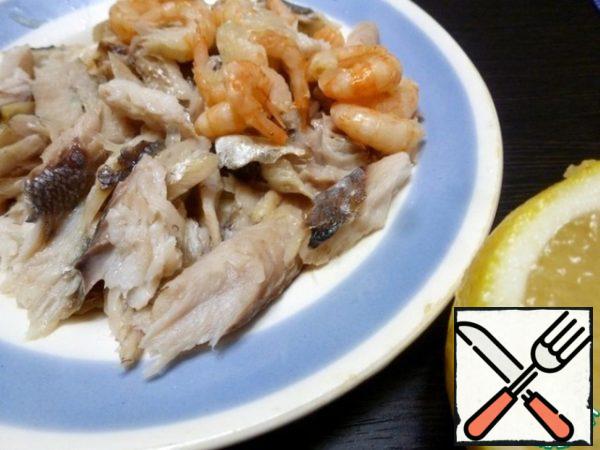 Cook the fish to separate the fillets, removing all bones. Boil shrimps for 1-2 minutes, peel from the shell. Water the fish and shrimp with lemon juice.