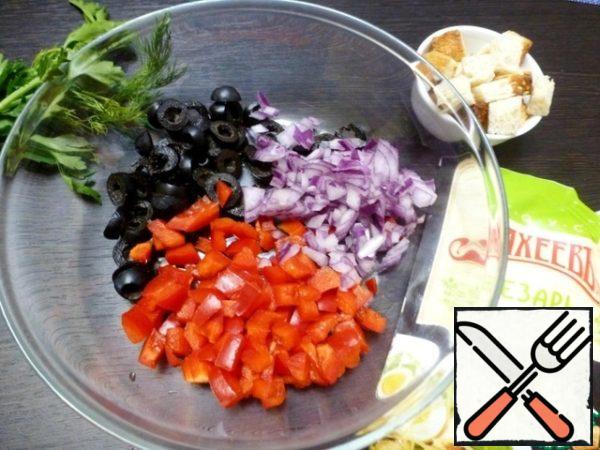 Cut sweet peppers into cubes, onions into small pieces, olives into rings. Chop the greens and add them to the salad. Pepper to taste and, if you want, add salt.
