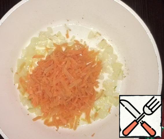 For a roast onion chopped, spasserovat in vegetable oil. Add grated carrots.