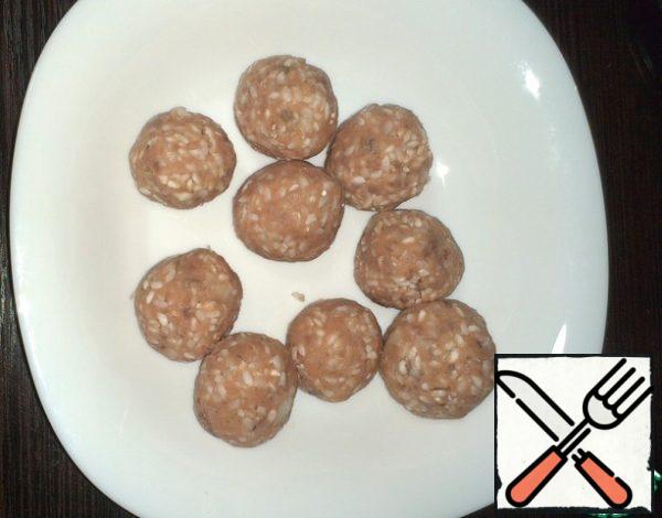 Form minced meat meatballs with rice.
